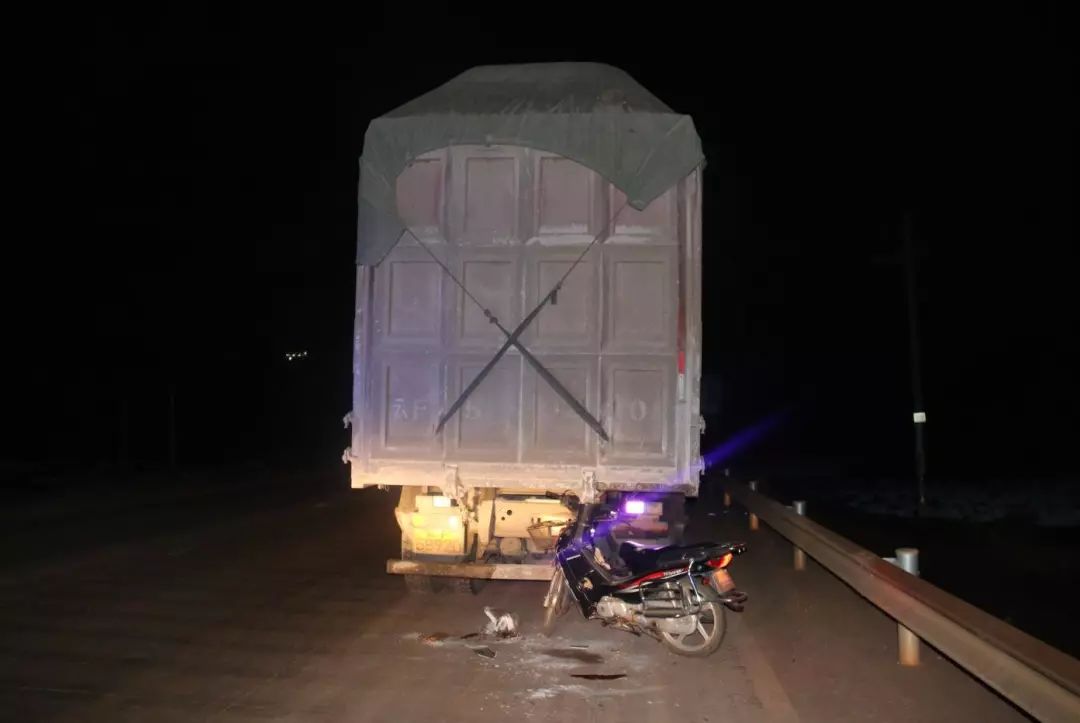 交通事故,发生了一起摩托车与大货车华宁县城玉珠水泥有限公司附近