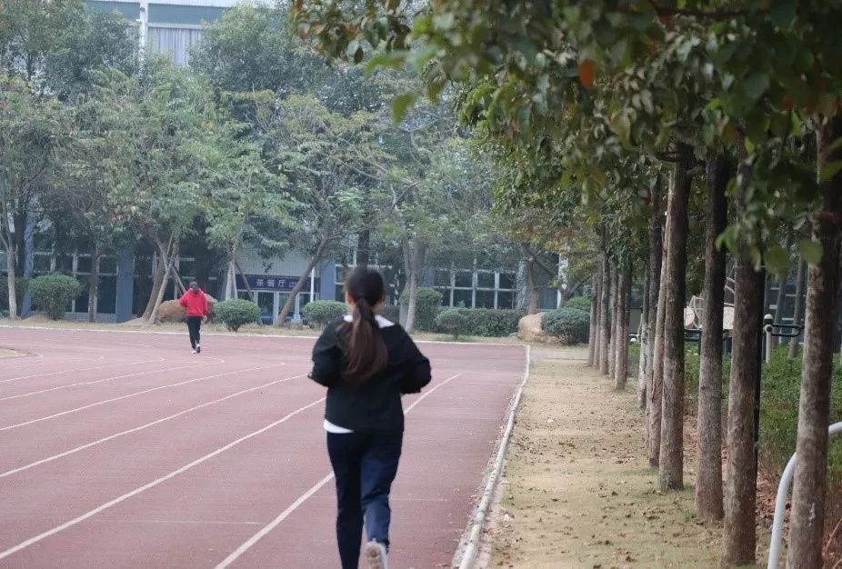 中学生跑步照片背影图片
