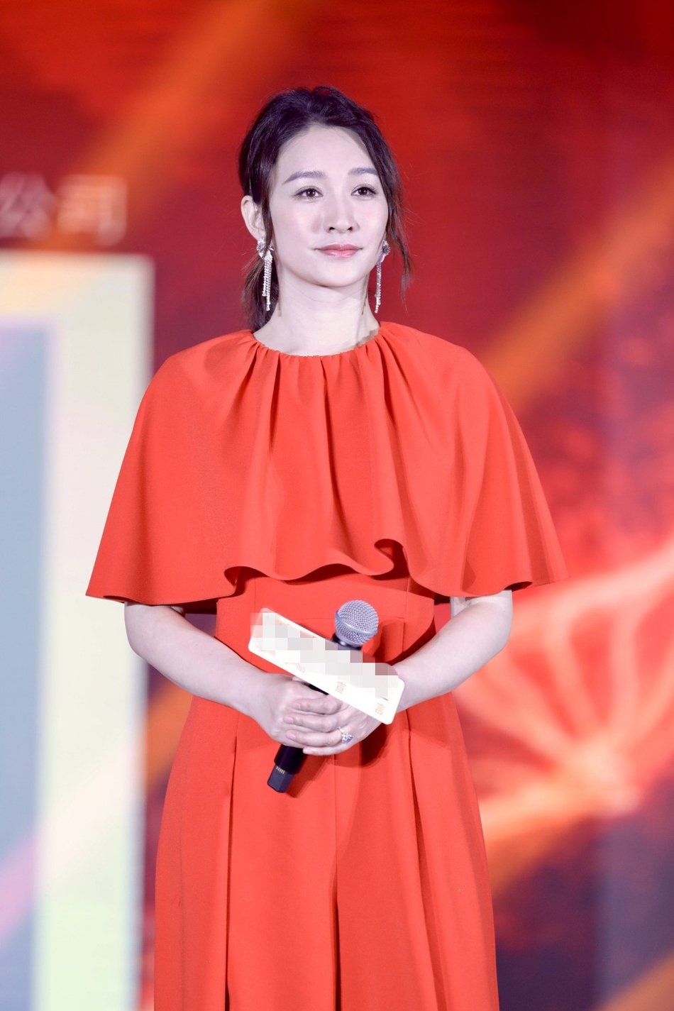 李小冉一袭红衣亮相,气质依旧 人越来越成熟漂亮了