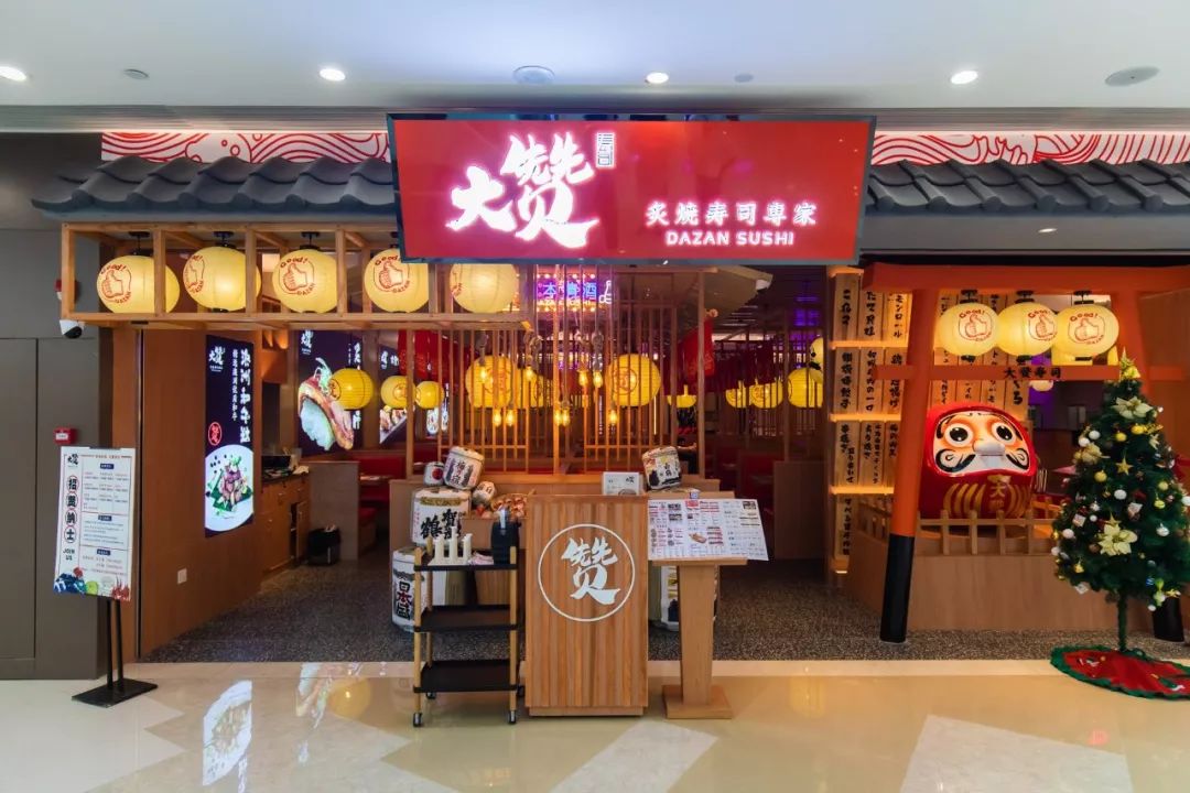 这家 【大 赞寿司】一下子戳中了我!从门外看装饰就十分日式!