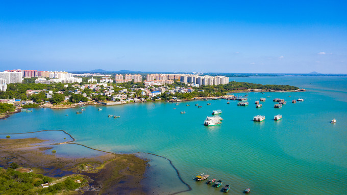 位于 海南 省 儋州 市洋浦半岛 盐田 村有一个千年古 盐田 ,这片古