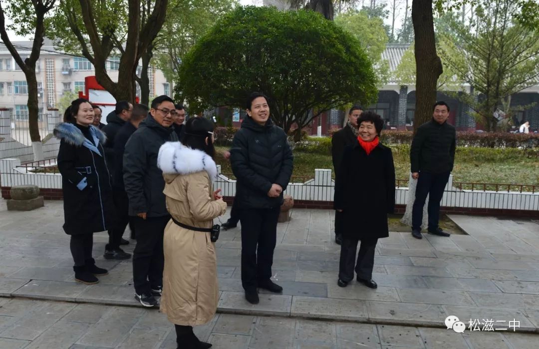 李劲松秘书长一行在邹时军校长的陪同下参观了二中校园,面对美丽的
