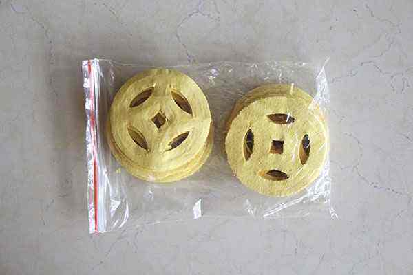 这种出殡时所用的冥钱,用黄纤纸剪成碗口大的铜钱式样,用筷子串起