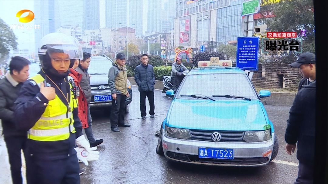 车型,颜色,外形喷涂和顶灯等方面与正规出租车几乎没有区别,甚至车架