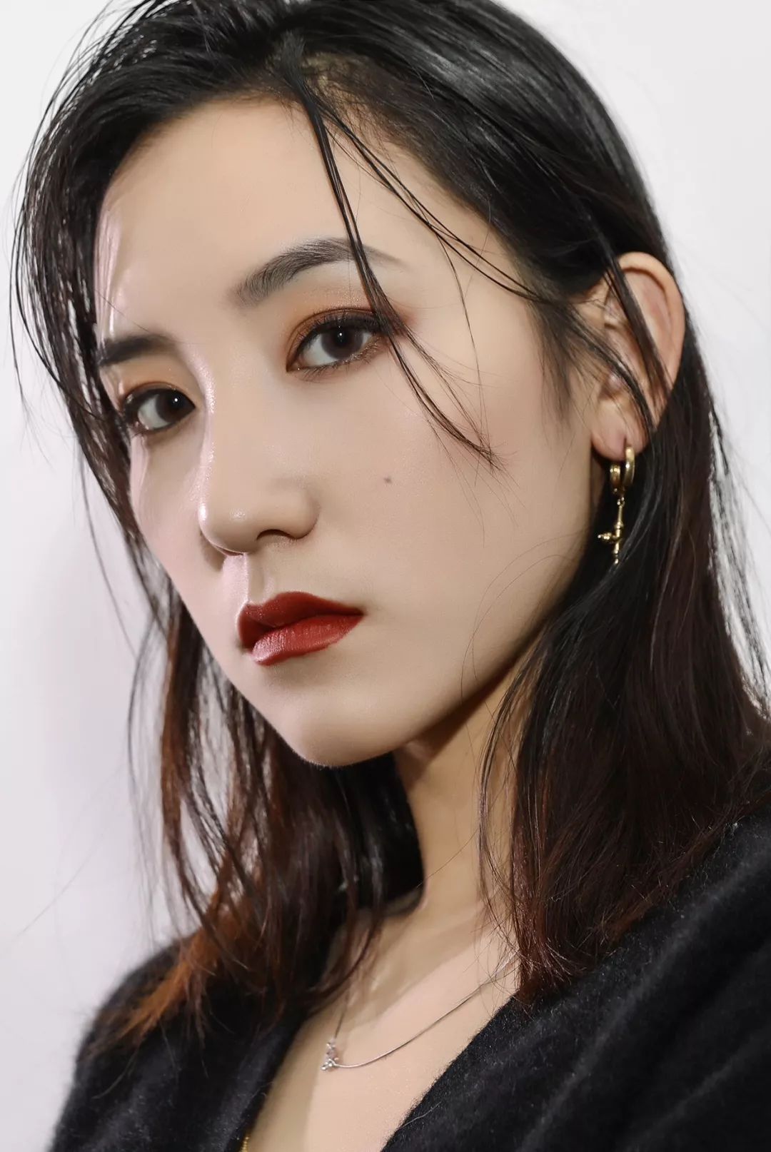 与之前的日韩妆,可以简单对比一下,就能发现烟熏妆的妩媚,性感之处.