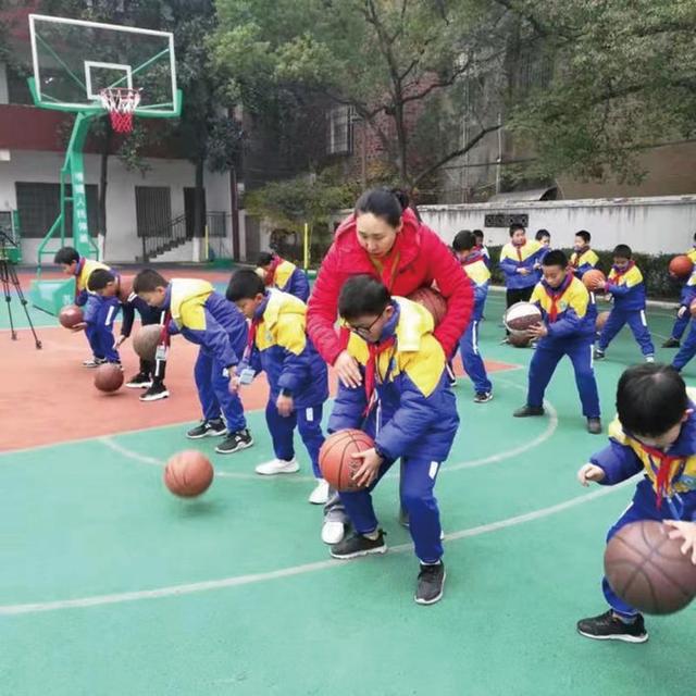 醴陵市阳三石小学怎么样?苗立杰教孩子们打球(图1)