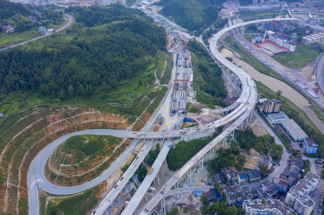 止于瑞安市仙降街道, 设置江溪枢纽与温州绕城高速公路西南线相接