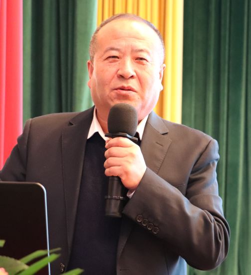 内蒙古农业大学生态环境学院教授张伟华作了《腐植酸在肥料地膜与城市