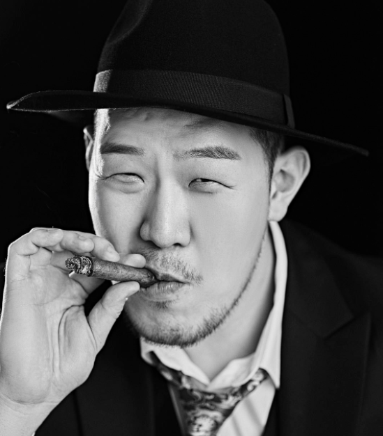 原创他是《庆余年》中"程巨树",披头散发嫌他丑,穿上西装追成狗!