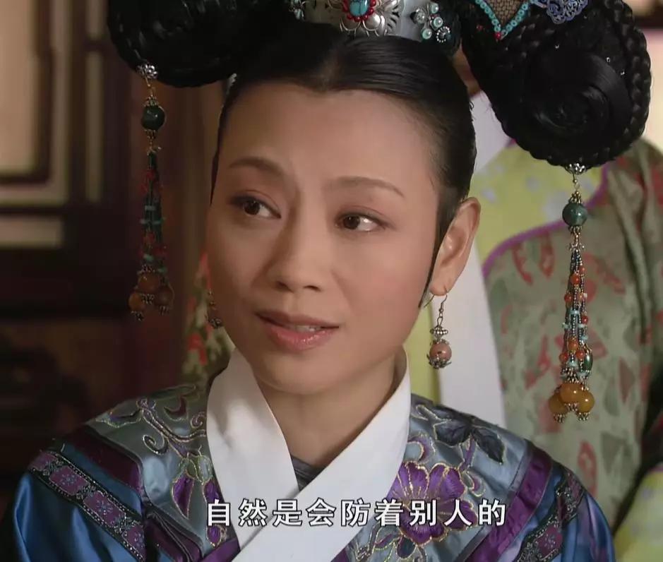 敬妃替甄嬛说话,甄嬛为了报答敬妃,笼络敬妃,就把胧月终身抚养权交给