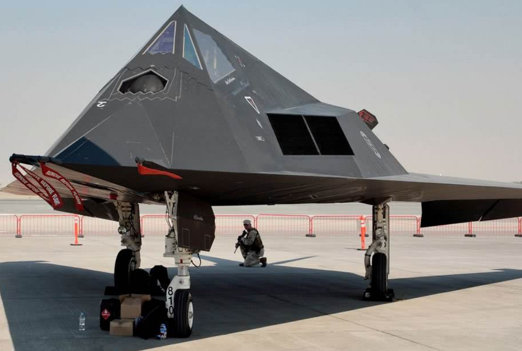 原创美国51区被拍到神秘飞行器,多达十多个,或是美军在测试先进武器