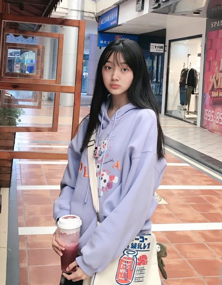 "小李慧珍"长大了,14岁就穿光腿神器还套儿童袜,腿长150