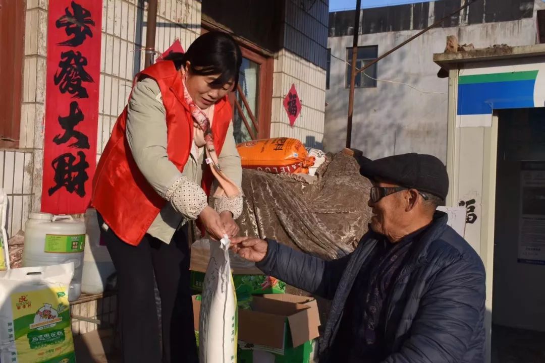 文明实践爱心献老人敬老迎新年桃园镇屯头村老人喜领元旦慰问品