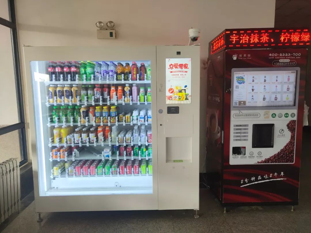 n楼contain:可乐,王老吉,雪碧,矿泉水,尖叫,阿萨姆奶茶,营养快线,农夫