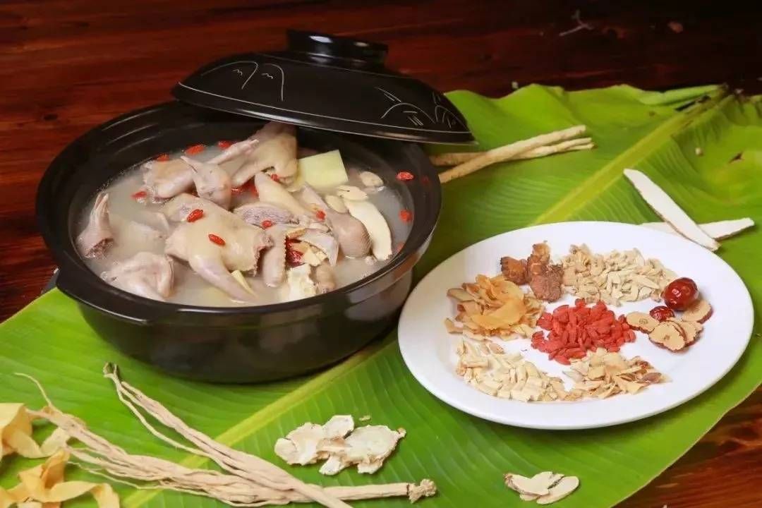 不要急 睁大眼睛看 药膳养生鸽 推荐指数: 用 乳鸽汤底打火锅