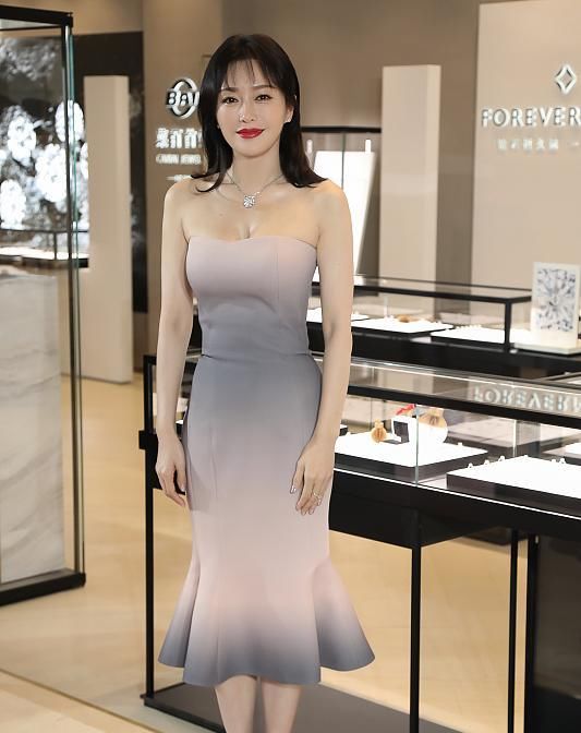 冻龄女神秦岚现身品牌活动, 抹胸礼服大气优雅, 女人味爆棚