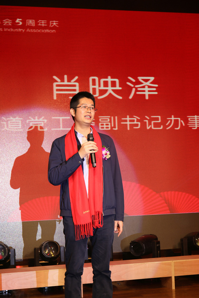 会上,佛山市禅城区经科局党组书记,局长李凯发表致辞.