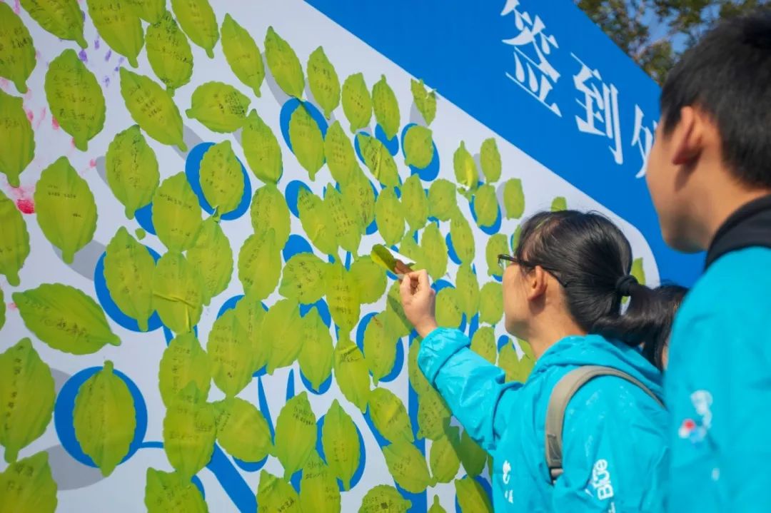 许愿树许下心愿记录出发的瞬间按下彩色手印你可以在签到处的展板上最