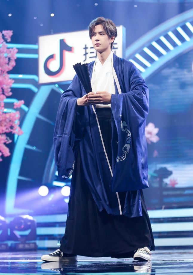 王一博穿汉服挑战扇子舞,看清脚上穿的啥鞋?粉丝给予"警告"