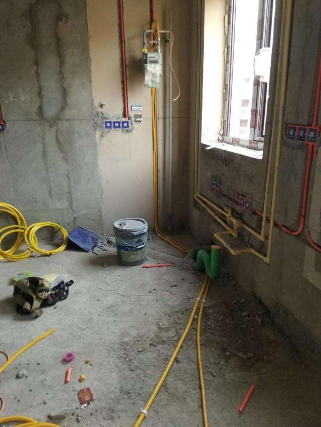 想把厨房移个位,谁知道天然气管道不能动,这几万装修费白花了!