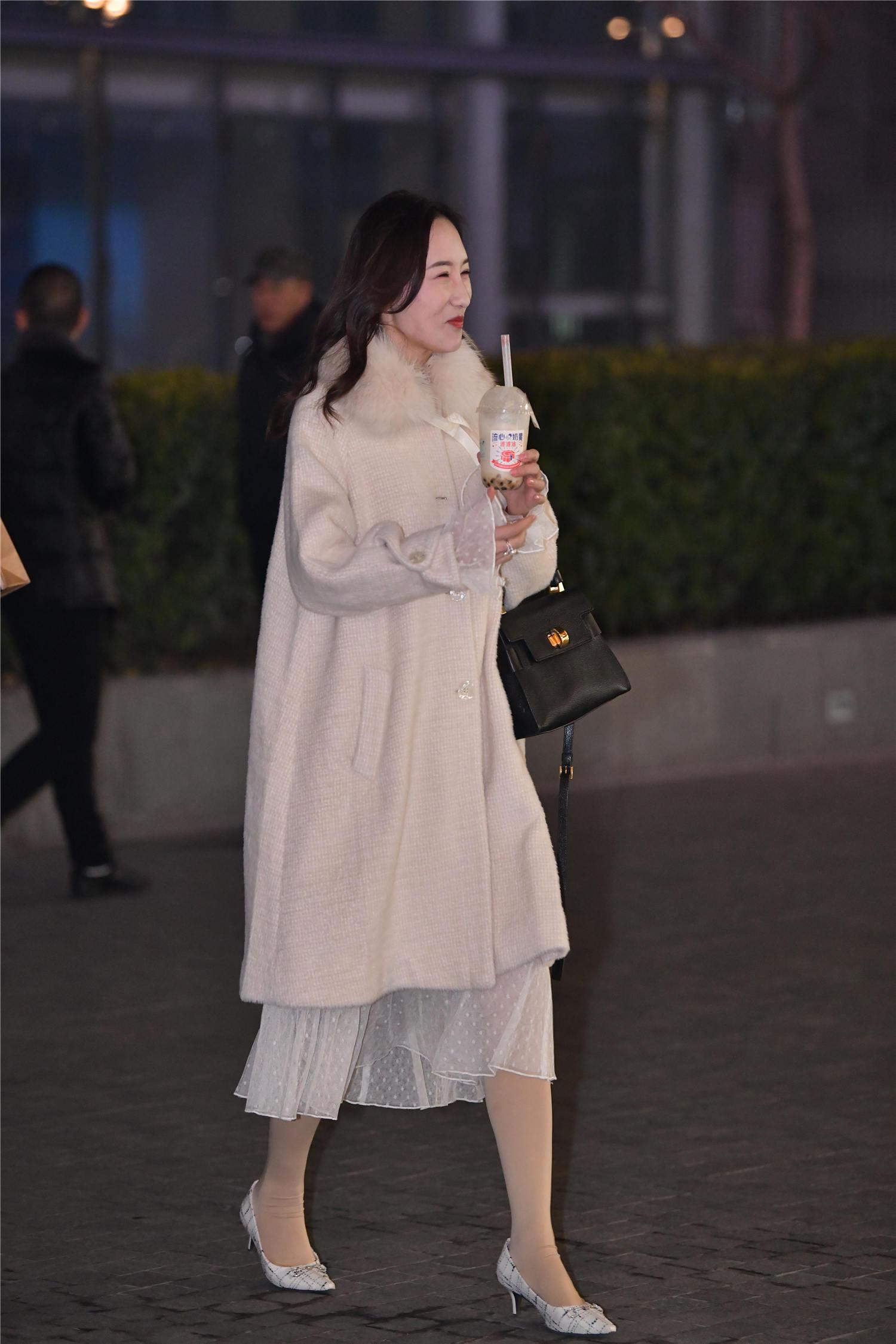 冬季里穿着细高跟单鞋不冷么还是美女真的是冻出来的