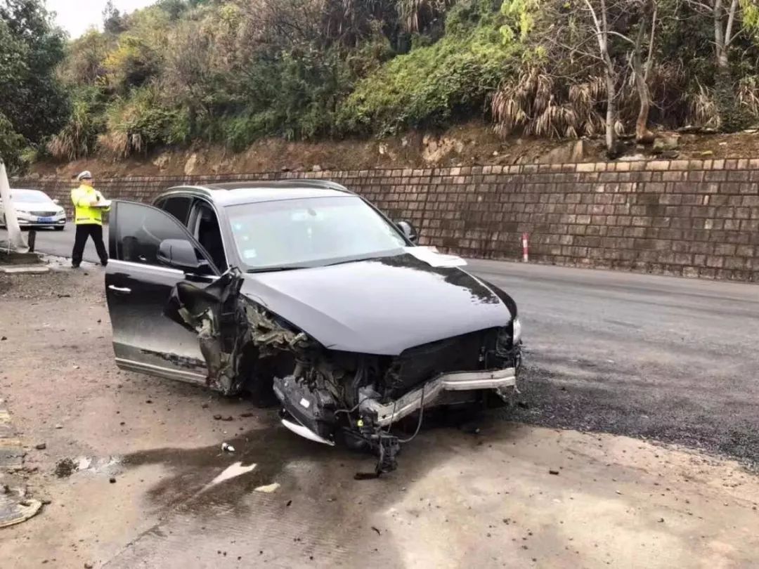 瑞安交通事故一奥迪车几乎报废有人受伤