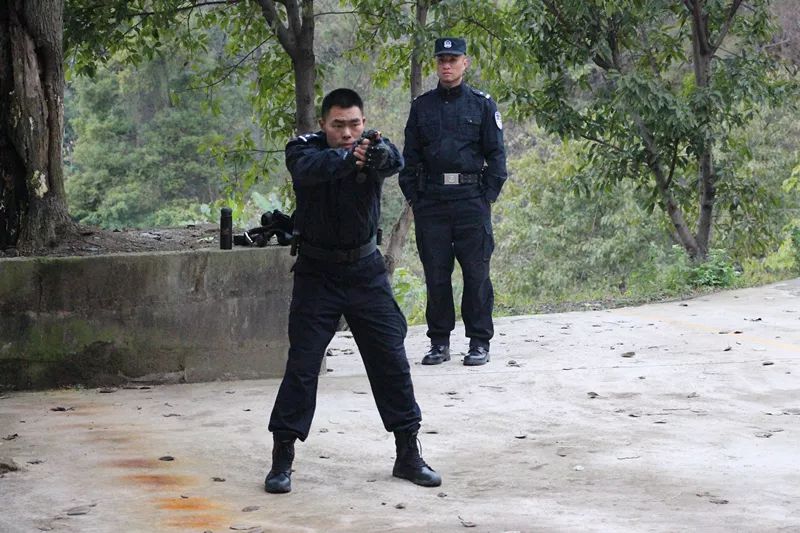 隆昌市公安局圆满完成全警大练兵实战射击训练