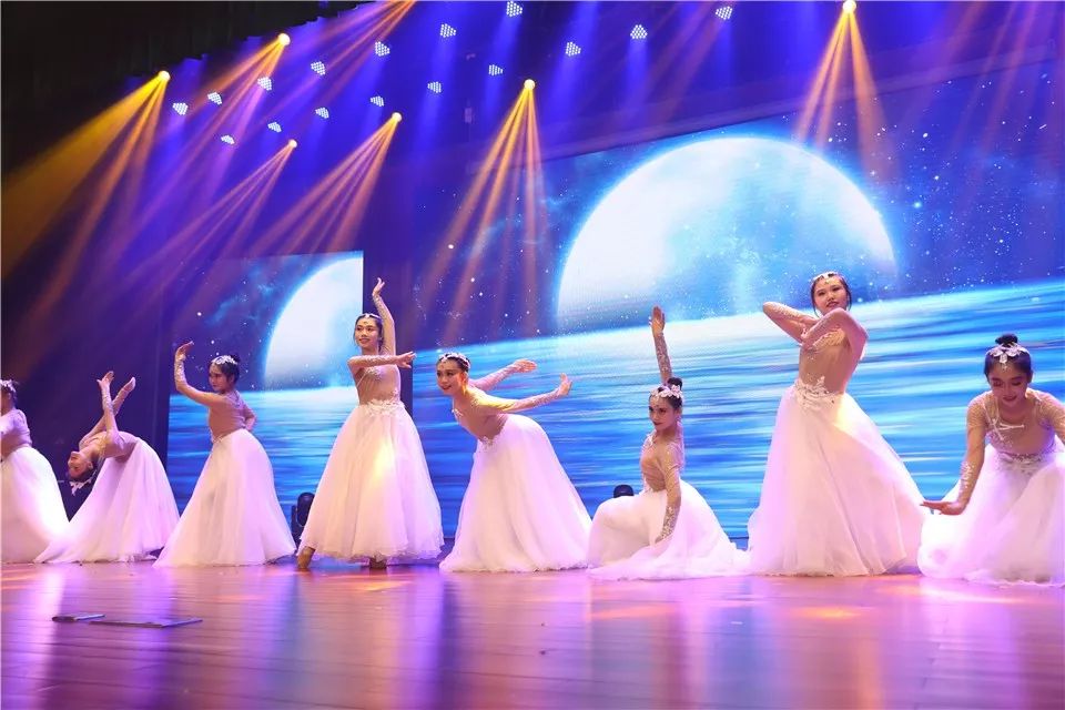 踏梦时代之旅青春蓄势待发我校隆重举行第十届青春旋律艺术节主题晚会