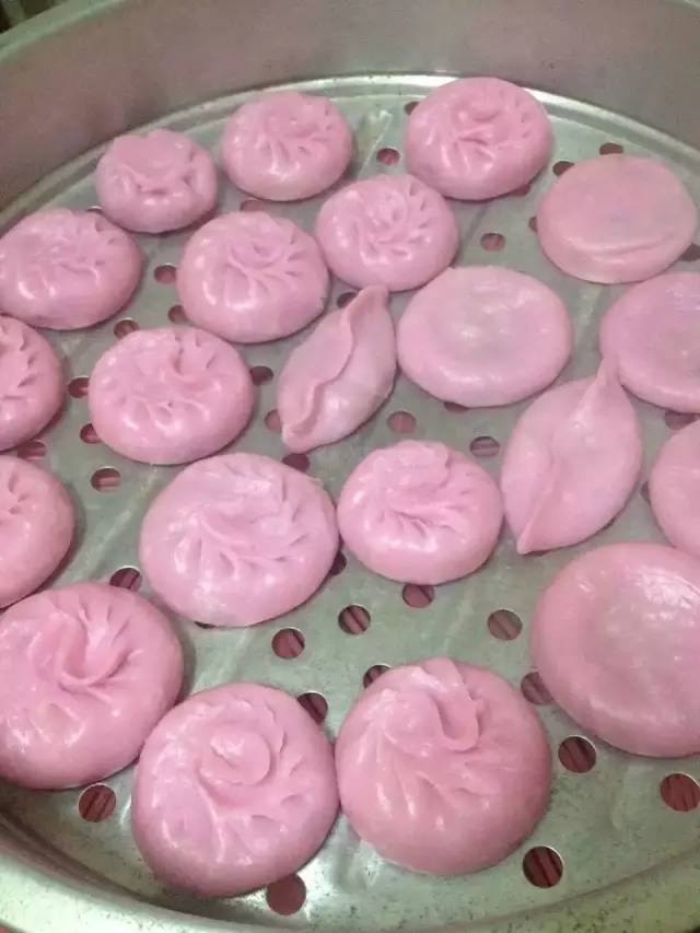 要拿去拜拜的菜粄,家人还用红色点上几点类似梅花的形状,好看又好吃!