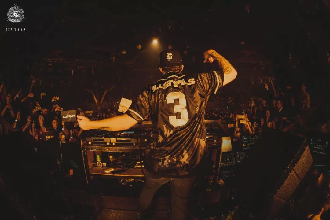 的众多歌曲都在后面的演出一一展现illenium用blood进行了开场在一段