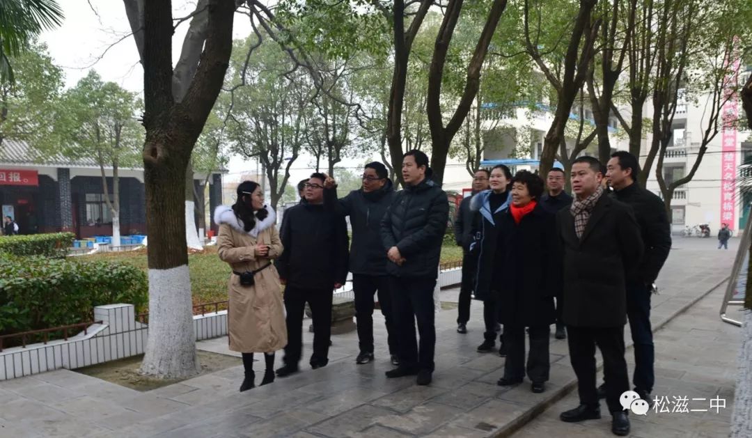  后>)甘泉井和甘泉亭旁,邹时军校长向嘉宾们讲述了"黄庭坚井畔拾落笔