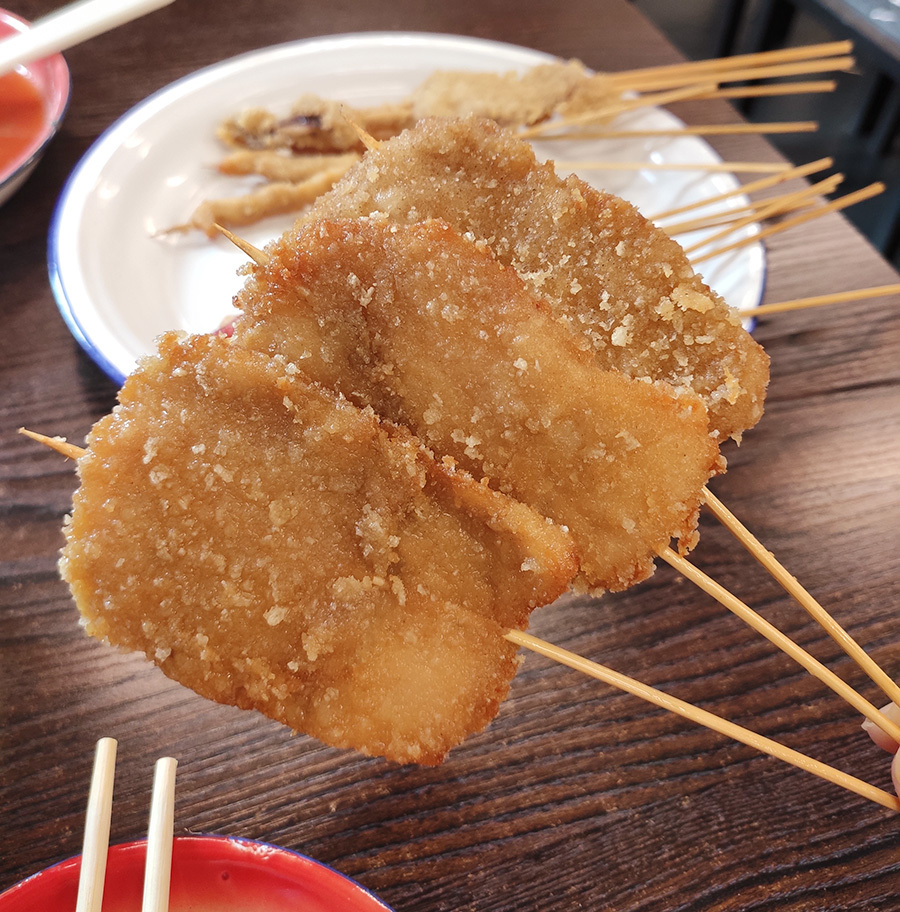 1盘炸串,1盘涮串,1碗麻辣烫,这顿饭吃得真全面