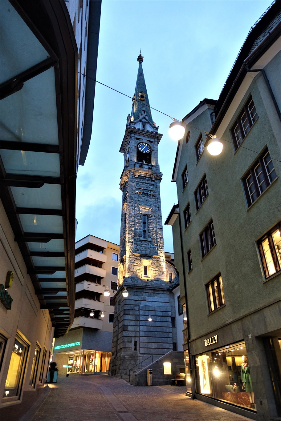 生活在圣莫里茨的居民享受着乡村的悠闲(图10),却