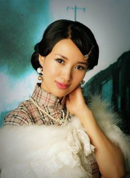 与老公同学4年,老公成了爱情公寓里"万人迷",而她当起了老师_曹晓雯