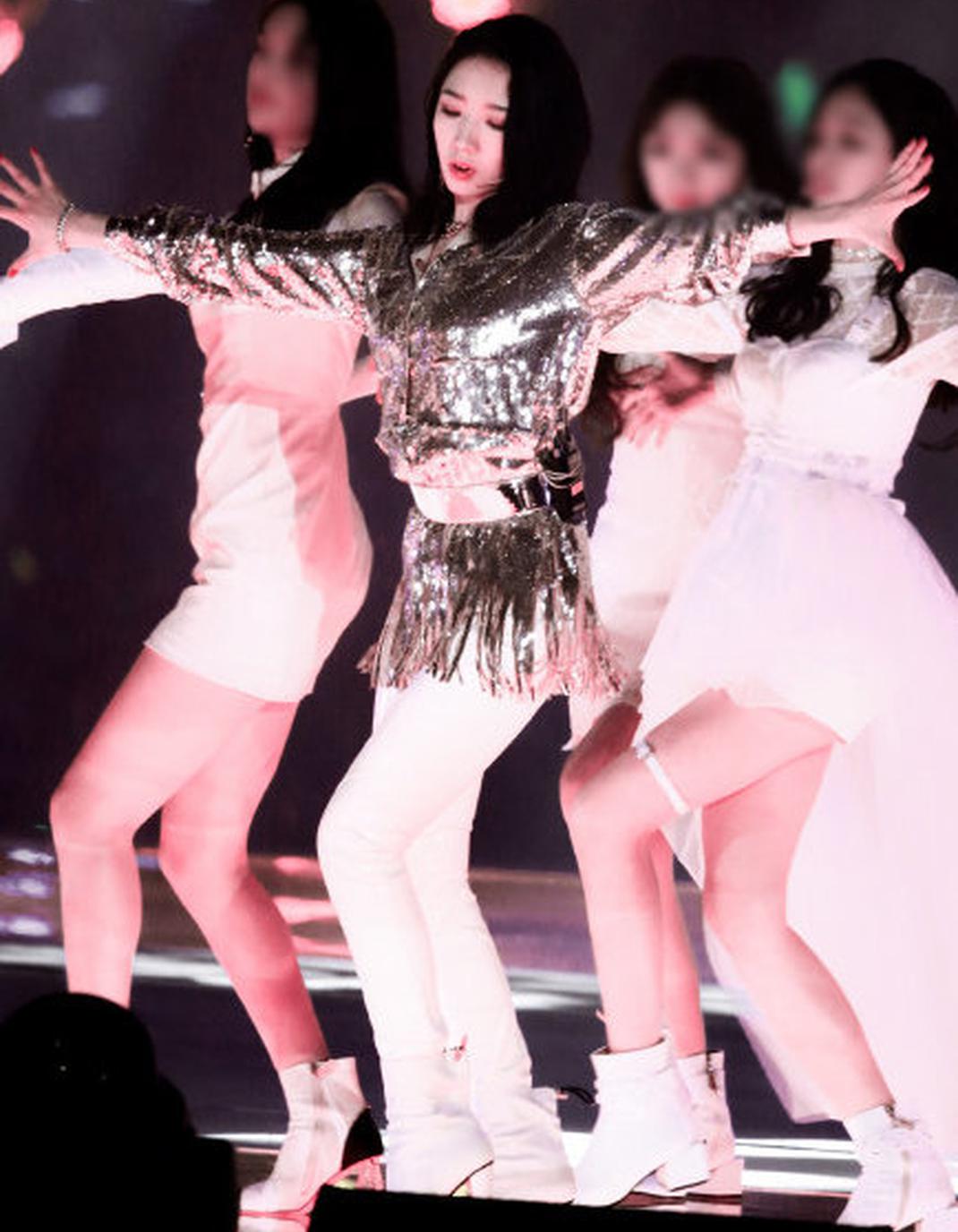 孟美岐舞台上崴脚 面不改色完成表演业务能力获赞