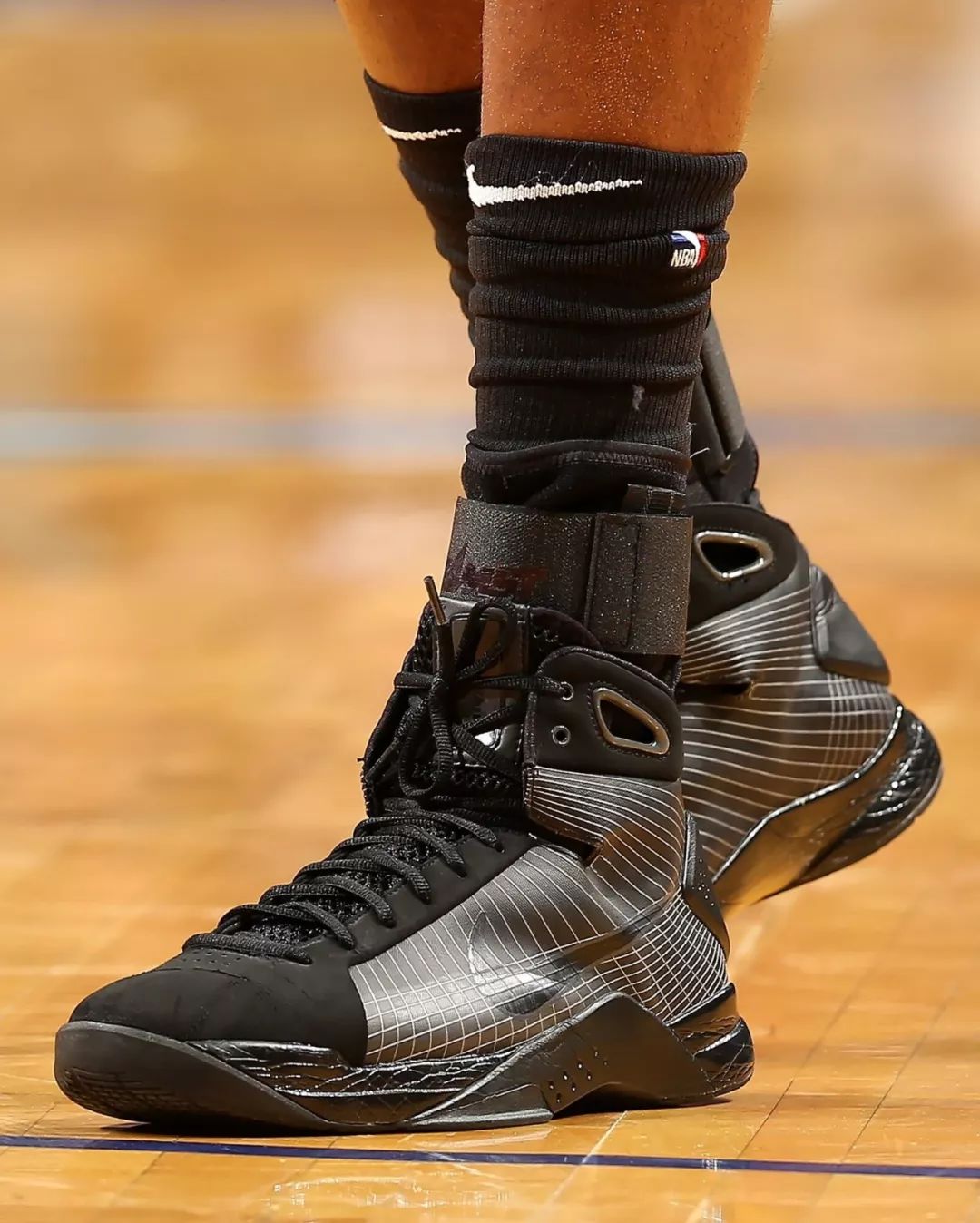 复出第一场比赛就放大招两双nike hyperdunk 2008也算是看家本领了