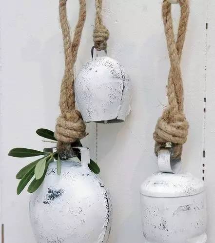 朴素的铁罐经过简单的刷漆,由粗麻绳悬起,粗糙的改造与搭配是原生态