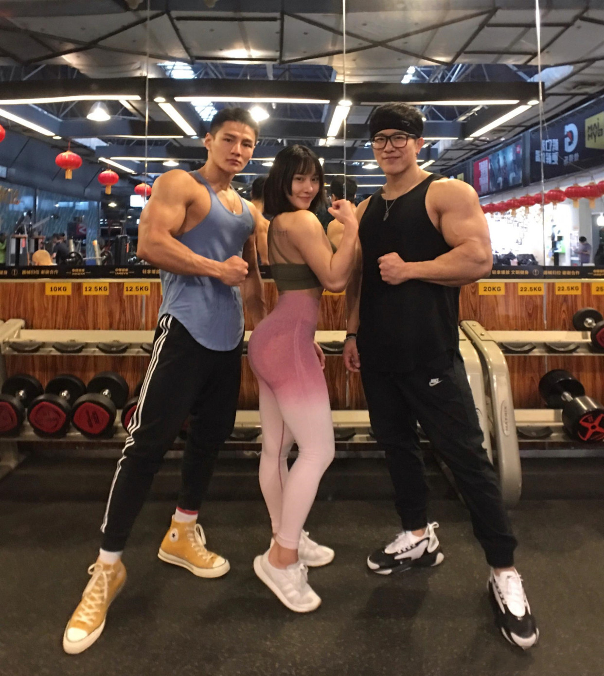 号称中国第一臀神宋昱欣4个塑臀动作打造完美臀线