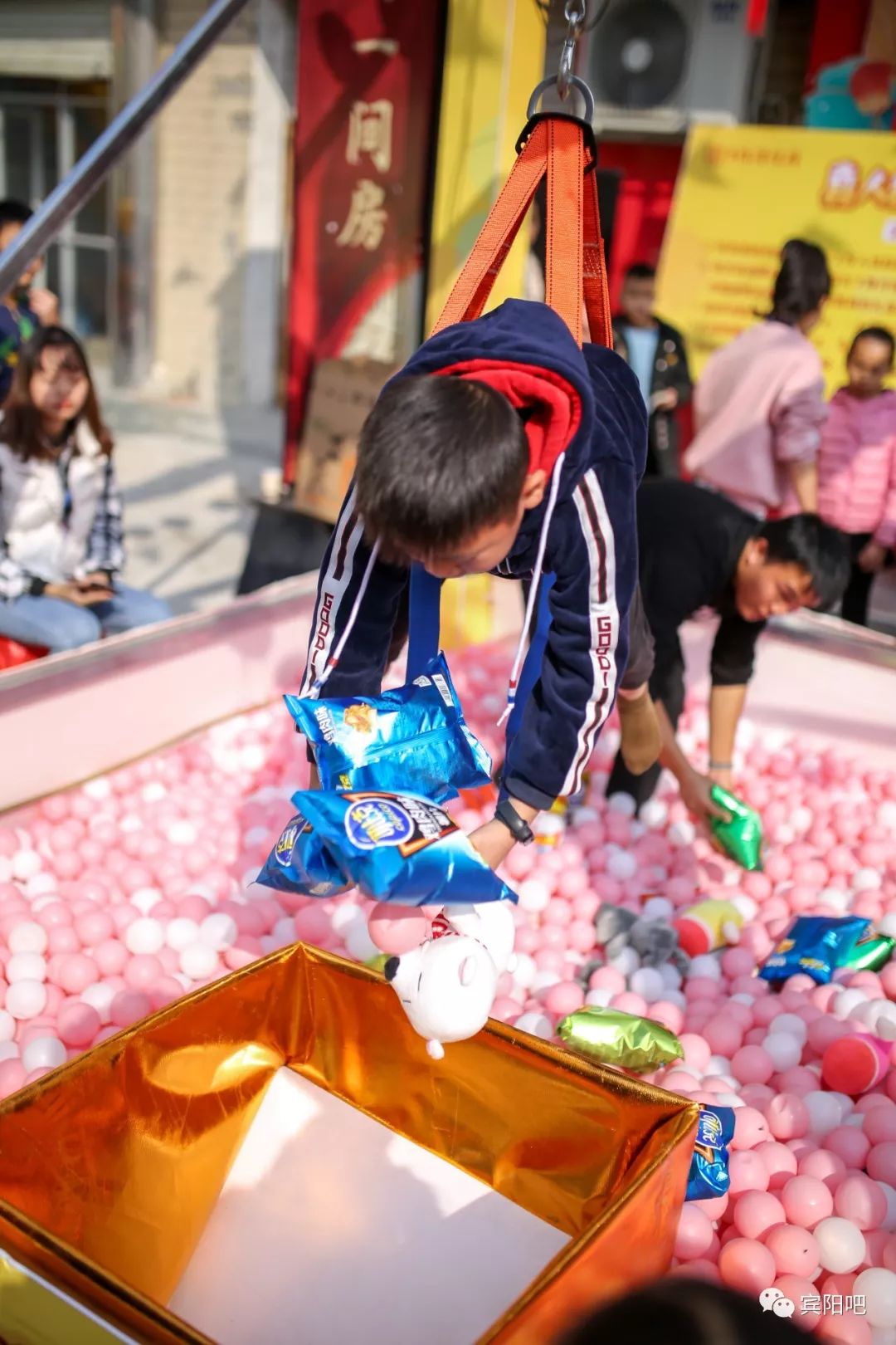 火爆真人娃娃机来到宾阳大人孩子都疯狂了