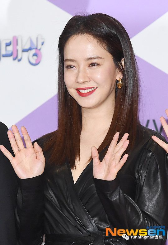 宋智孝性感迷人秀大腿sbs演艺大赏红毯照来啦