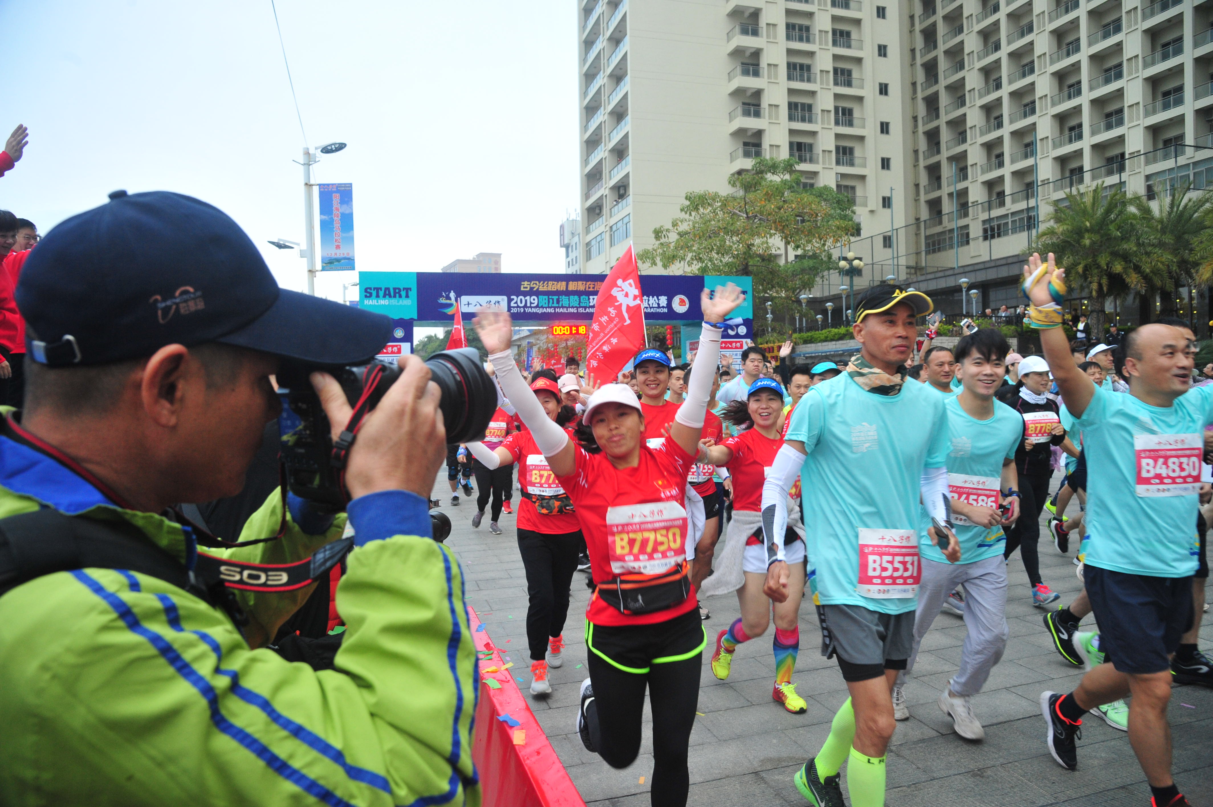 古今丝路情 相聚在海陵 十八子作2019阳江海陵岛环岛国际马拉松赛开跑