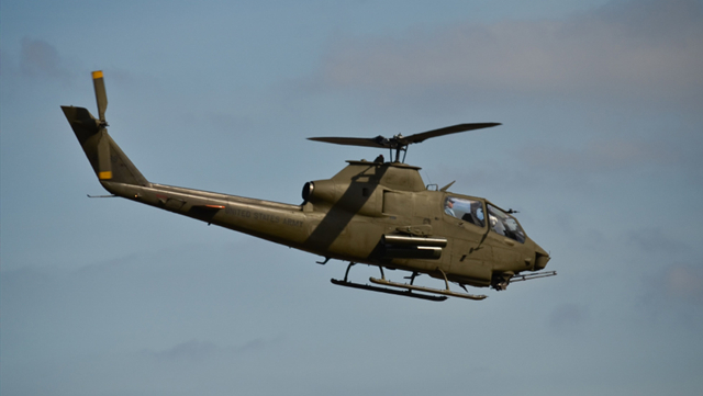 ah-1眼镜蛇武装直升机ah-1并不专业的出生ah-1"眼镜蛇"的出现比较仓促