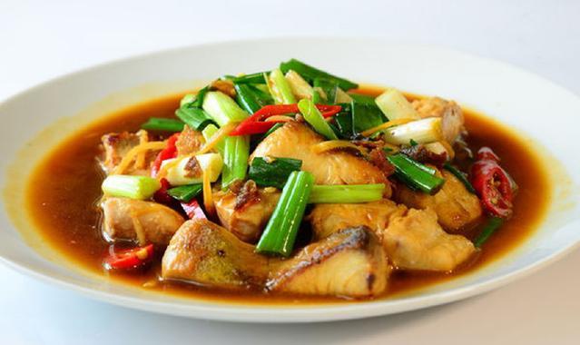 最后,酱汁连葱段,全部浇在鱼排上,这道连小一生都喜欢的『鬼头刀鱼排