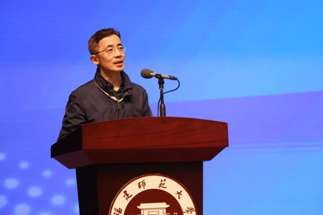 首都师范大学陈畏教授致辞教育部体育卫生与艺术教育司副司长万丽君对