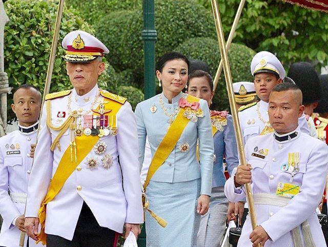 泰国王后怎么老是缩脖子?蓝裙好优雅,和同龄的大公主比美太拘谨