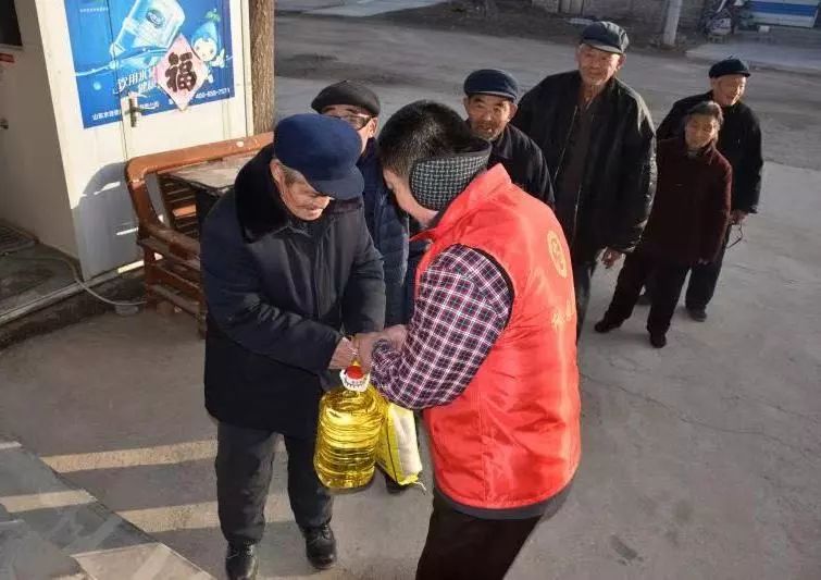 文明实践爱心献老人敬老迎新年桃园镇屯头村老人喜领元旦慰问品