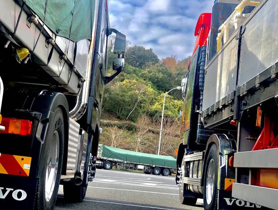 长相甜美的日本女卡车司机走红后圈粉无数