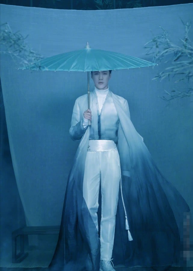 陈漫晒出王一博国风大片扎高马尾颜值太能打时尚表现力如何