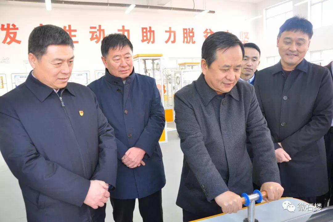 随后,薛保平和张宝珍共同为中小学生科技馆揭牌.