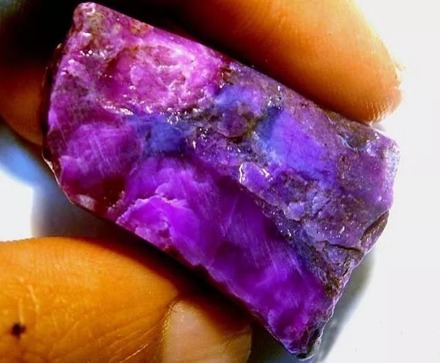 动辄几千数万这种紫色石头是又一匹黑马吗